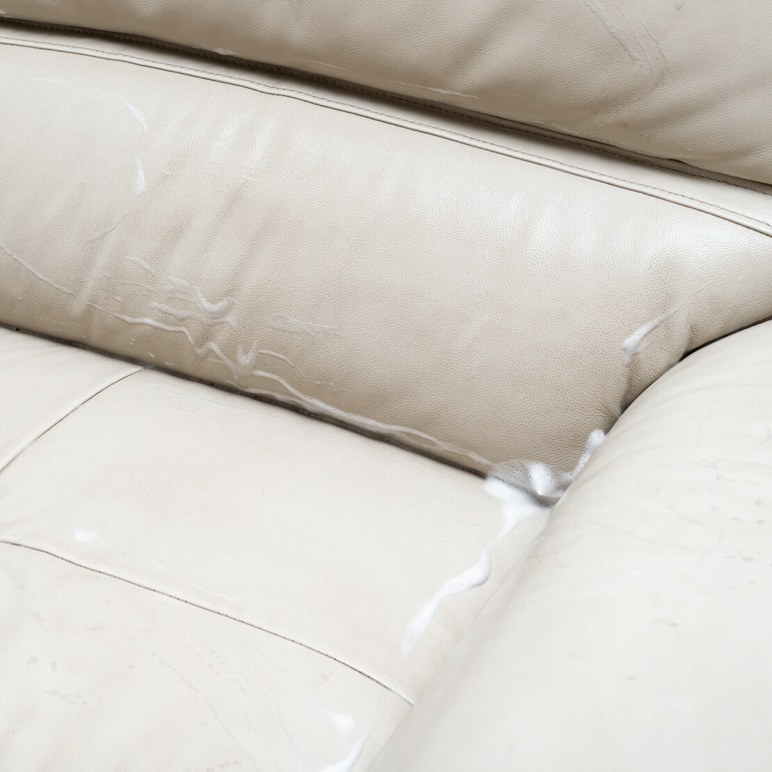 Comment nettoyer un canapé en cuir beige ?